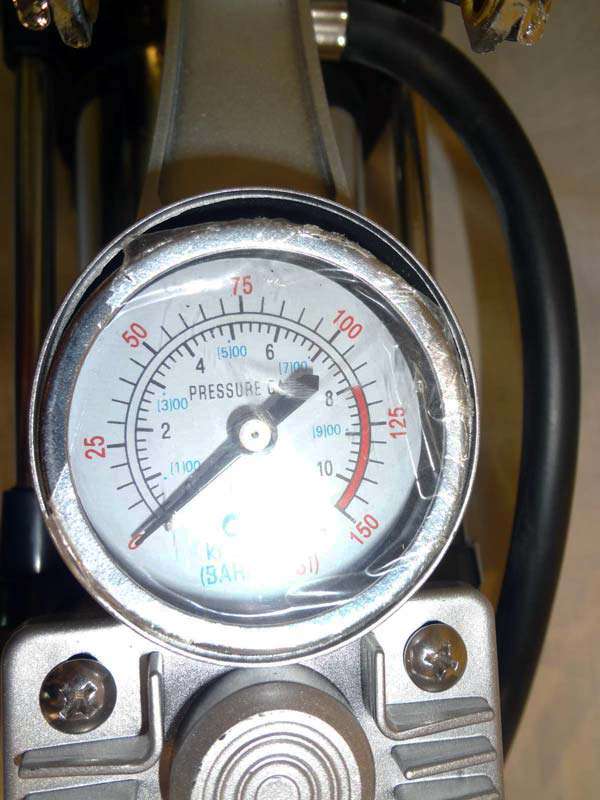 پمپ باد برقی دو پیستونه فلزی با لوازم پنچری